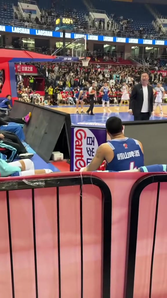 天天盈球-刘维伟指着被换下场的韦瑟斯庞怒骂：去你X的 干死你个BYD